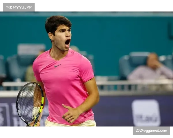 迈阿密网球公开赛，阿尔卡拉斯救球时摔坏球拍，逗笑全场观众